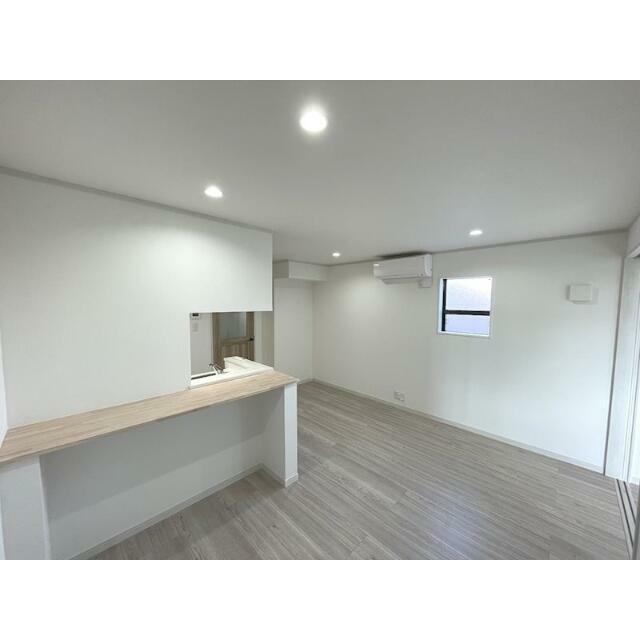 居室・リビング　ナチュラルな木目調の床材・建具を使用しており、温かい空間を演