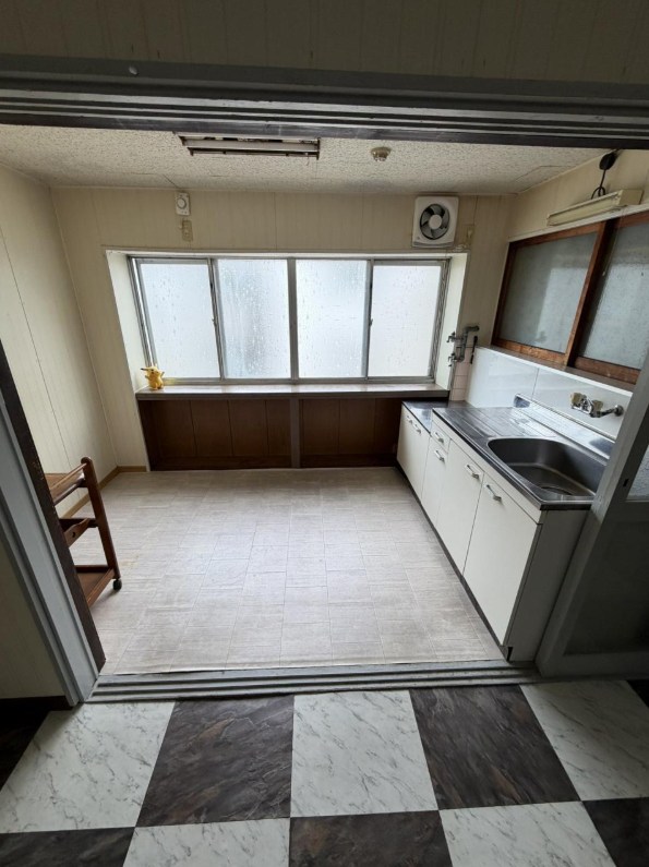 寺戸町西野辺13ー27店舗付き住宅の居間写真