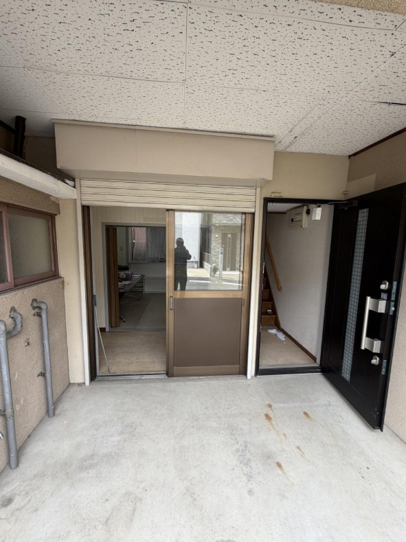 寺戸町西野辺13ー27店舗付き住宅の玄関写真