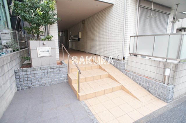 エントランス　重厚感のある建物デザイン♪