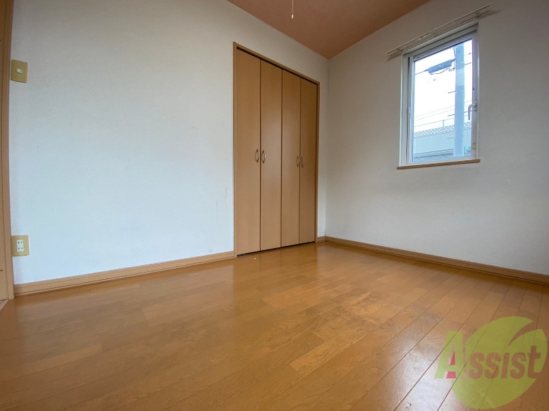 その他部屋・スペース　寝室はこちらです。光が差し込む、温かみのあるお部屋です。