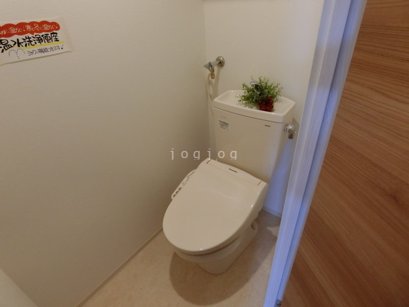 トイレ　嬉しい温水洗浄便座付きのトイレです。