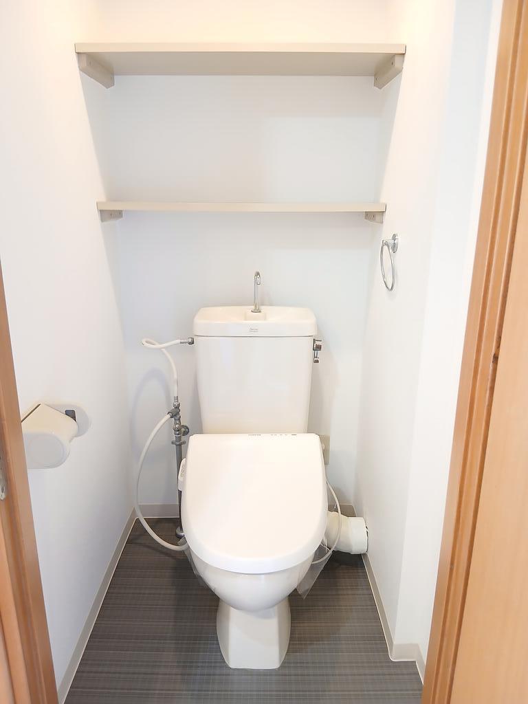 トイレ　トイレの上に棚があって便利！