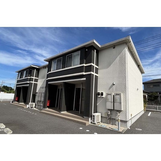 建物外観　１階は庭付き♪