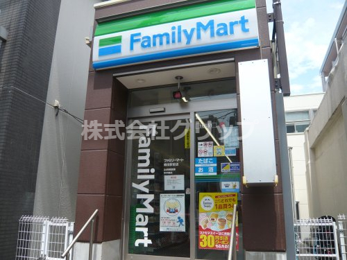 コンビニ　ファミリーマート 蒔田駅前店（コンビニ）まで129m