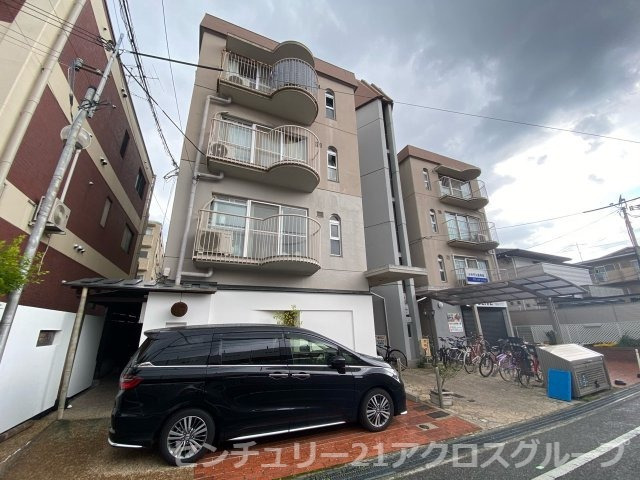 建物外観　敷地内に専用ごみ置き場あり♪