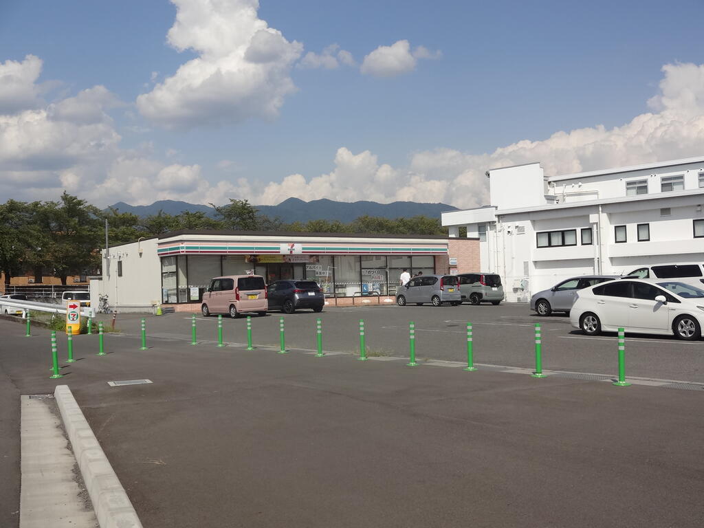コンビニ　セブンイレブン甲府貢川店（コンビニ）まで590m