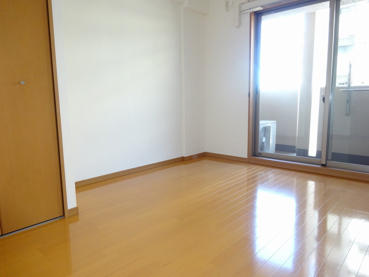 居室・リビング　陽当たりの良い洋室