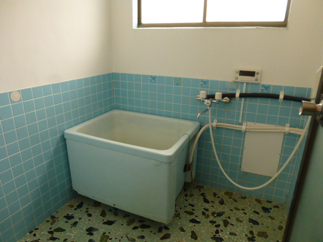 バス・シャワールーム　お風呂は少し古いですが広々綺麗ですよ