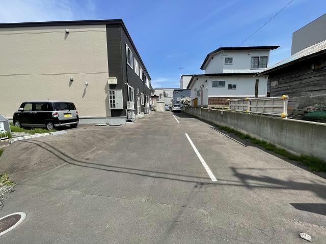 【函館市深堀町のアパートの駐車場】