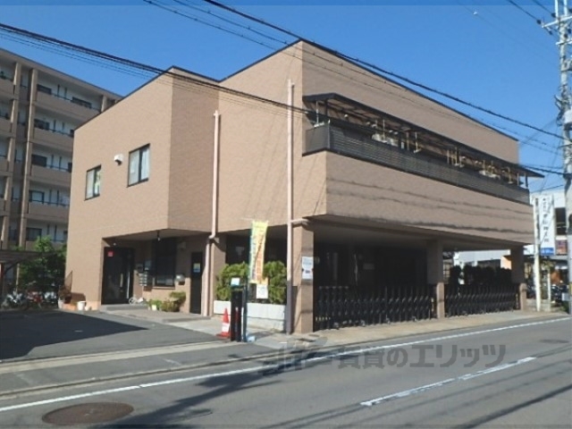 京都市右京区梅津段町のマンションの建物外観