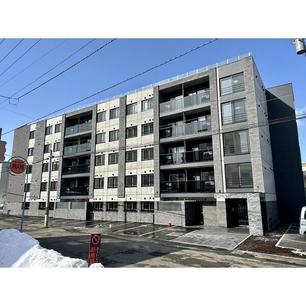 札幌市白石区中央一条のマンションの建物外観