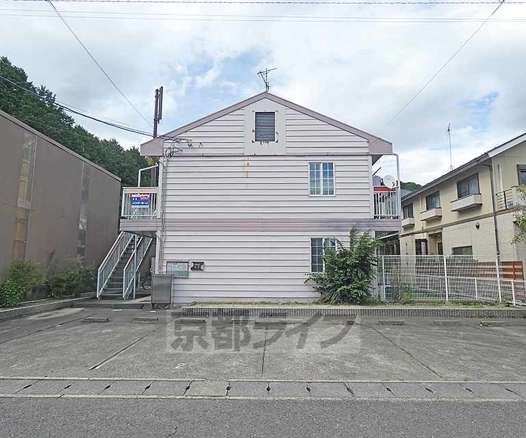 【ヴィレッジ岩倉の建物外観】