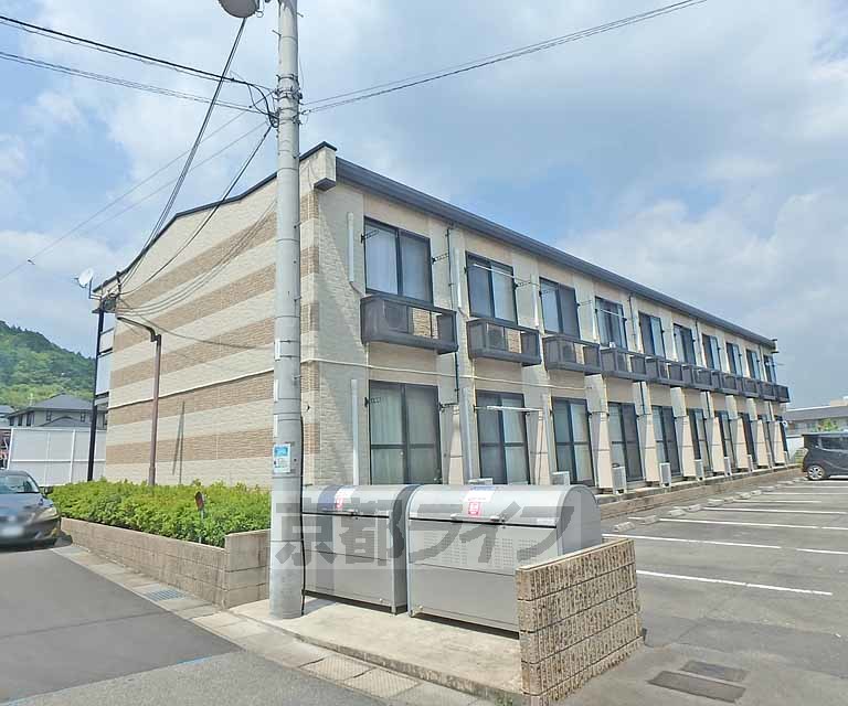 【亀岡市大井町小金岐のアパートの建物外観】