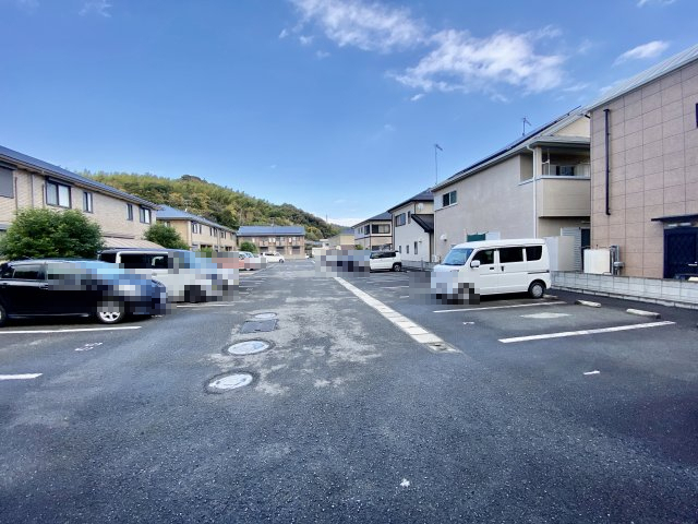 【シャロット学園南館の駐車場】