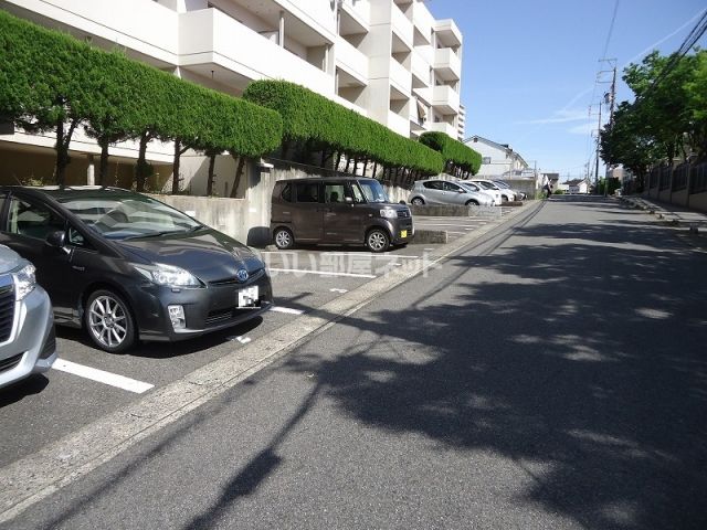 【長久手市蟹原のマンションの駐車場】