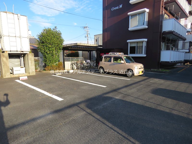 【クレスト・エムの駐車場】