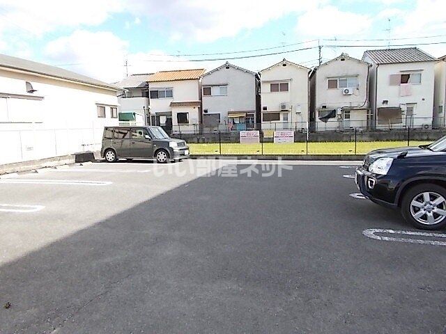 【羽曳野市広瀬のアパートの駐車場】