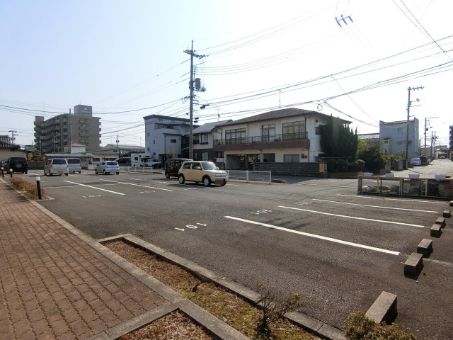 【米子市旗ヶ崎のマンションの駐車場】