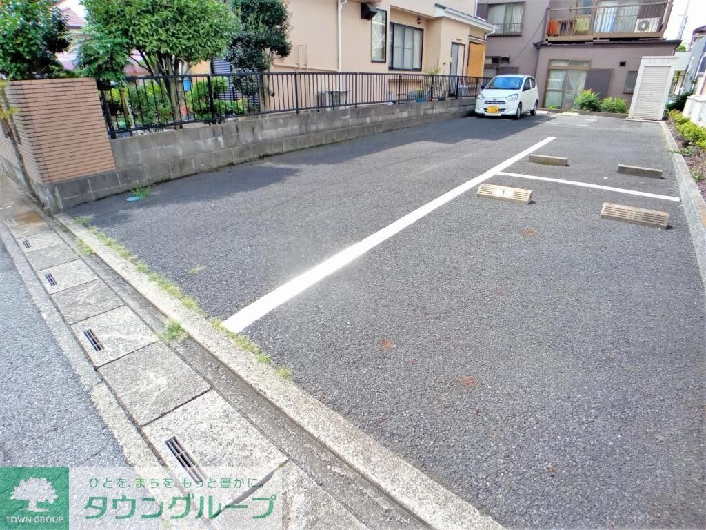 【越谷市神明町のアパートの駐車場】