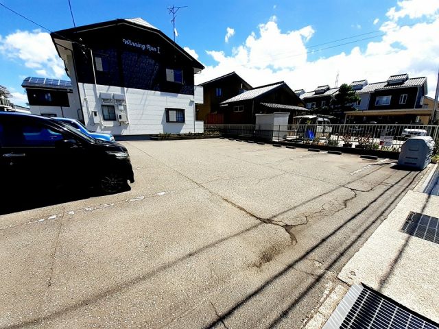 【金沢市千木町のアパートの駐車場】