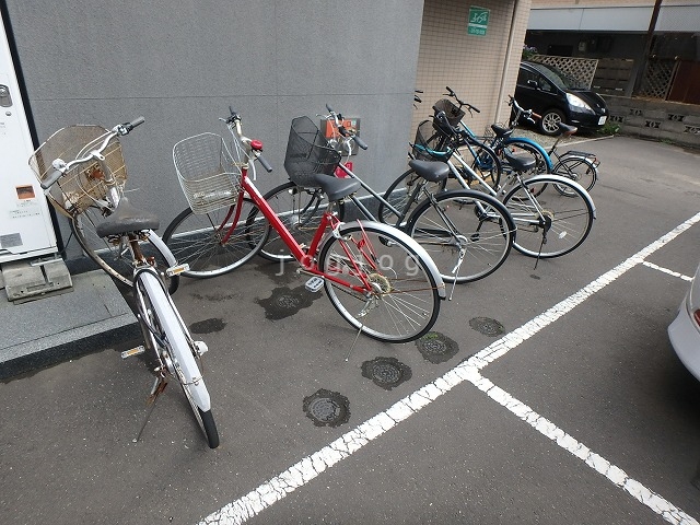 【札幌市白石区菊水上町二条のマンションの駐車場】