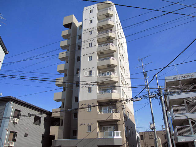 【札幌市白石区菊水上町二条のマンションの建物外観】