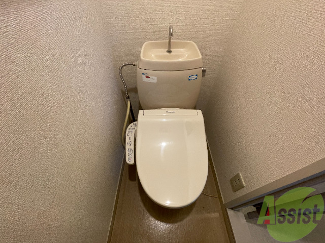 トイレ　ウォシュレット機能がついたトイレです。安心して使用できます。