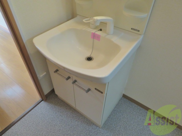 洗面設備　忙しい朝の味方、独立洗面台があるのは嬉しいですね。