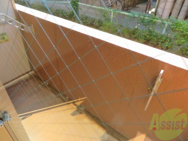 バルコニー　少し小さくても洗濯物はちゃんと外に干せますよ。