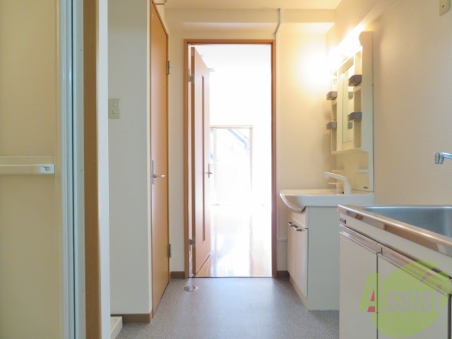 玄関　玄関からも陽の光が見えて、気持ちが良いですね。