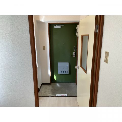 玄関　玄関は角部屋で窓があり明るい！