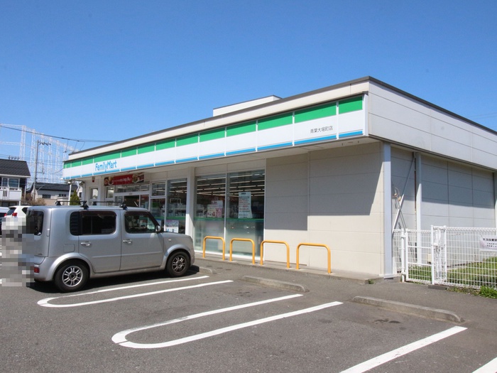 コンビニ　ファミリーマート（コンビニ）まで378m