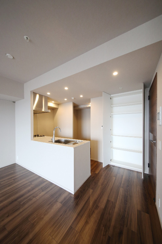 収納　キッチンにある扉付きラック※同タイプ参考写真