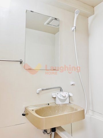 洗面設備　明るい洗面所です