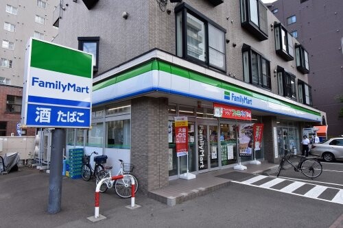 コンビニ　ファミリーマート北海学園前店（コンビニ）まで418m