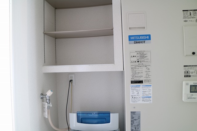 収納　洗濯機上部にある収納棚