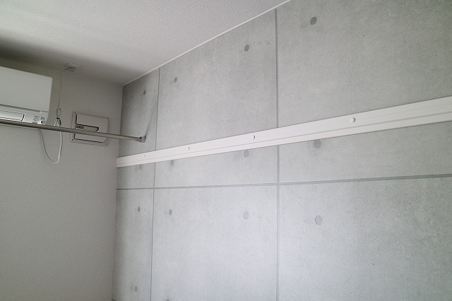 その他　クローゼットの他に壁にハンガー掛け