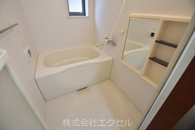 バス・シャワールーム　ゆったり入れる浴室です。