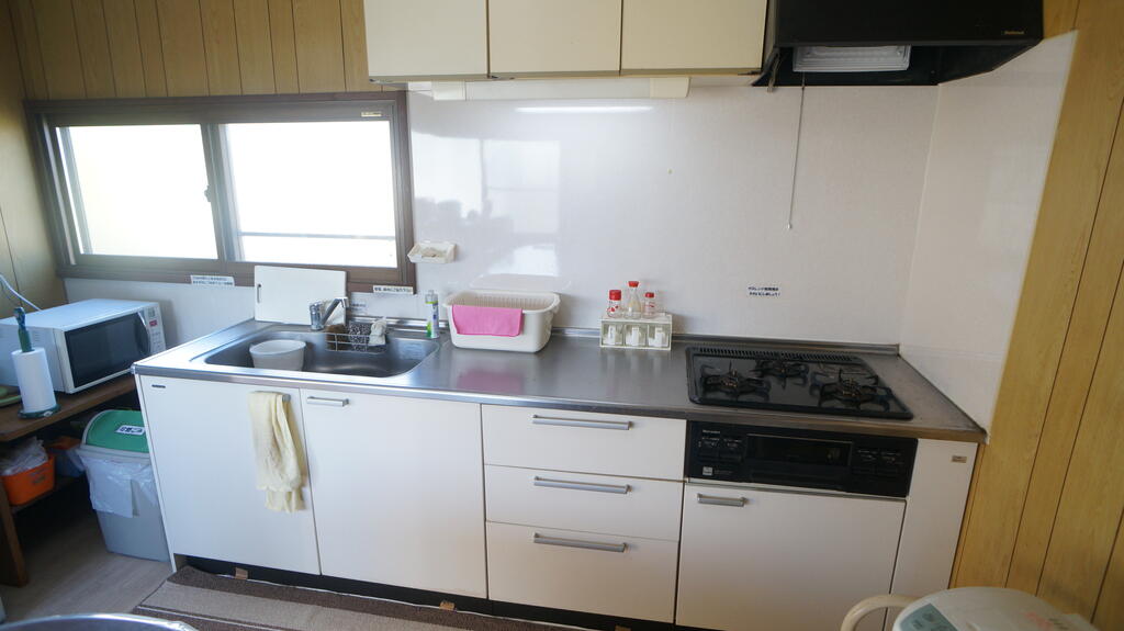 キッチン　共用設備のシステムキッチン（３口コンログリル付き）