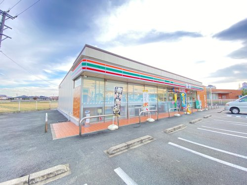 コンビニ　セブンイレブン松阪下村町店（コンビニ）まで266m