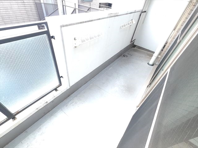 バルコニー　南向きで日当りのよいバルコニー、北面にもバルコニーあり