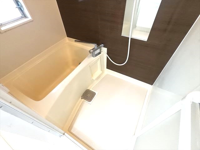 バス・シャワールーム　窓あり、疲れを摂って頂けるゆったり浴室