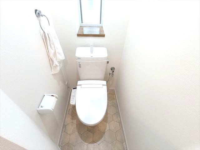 トイレ　窓あり、ウォシュレット付きの綺麗なトイレ