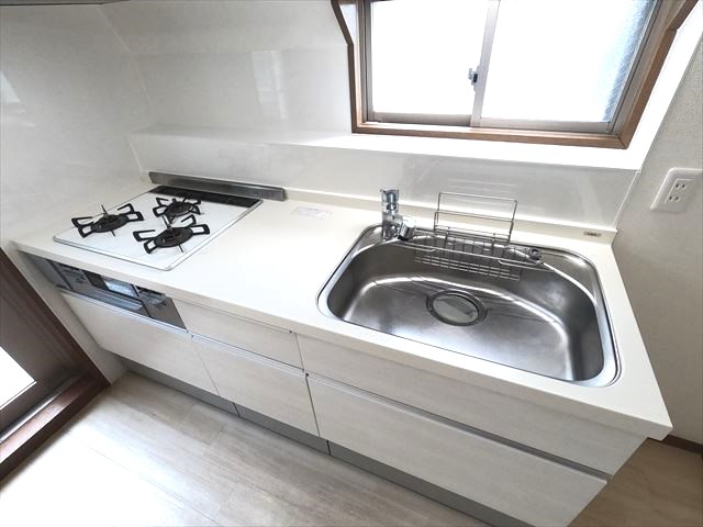キッチン　窓あり、3口ガスコンロ付きの広いキッチン