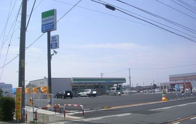 コンビニ　ファミリーマート高岡店（コンビニ）まで600m