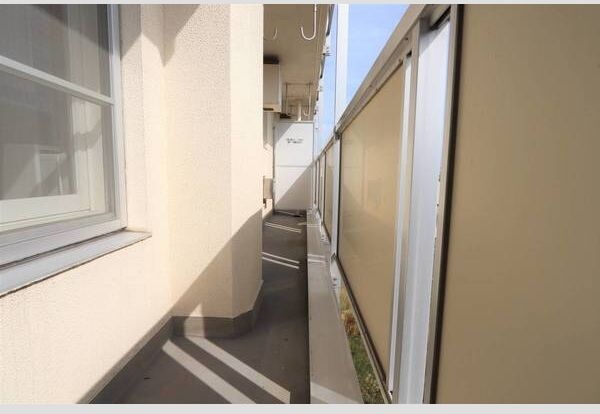 バルコニー　嬉しいバルコニー付き！夏季の洗濯物干しに♪