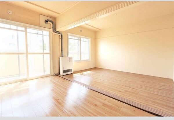 居室・リビング　明るい居間で気持ちまで明るくなりますね！