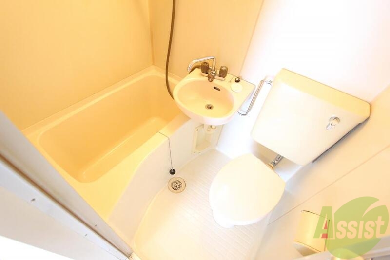 バス・シャワールーム　大きめの浴槽で一日の疲れを癒やしてください。