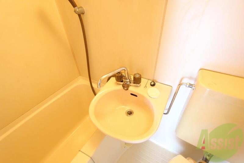 洗面設備　お手洗いもお湯で流せて清潔な３点ユニットバス